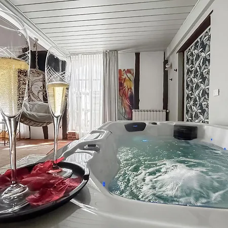 De Charme 70m2, Jacuzzi Et Piscine Partagee Apartment *